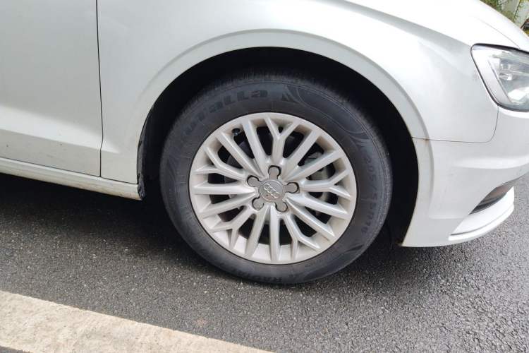 Used Audi A3 2016 Limousine 35 TFSI Prestige Edition Right Front Wheel Hub