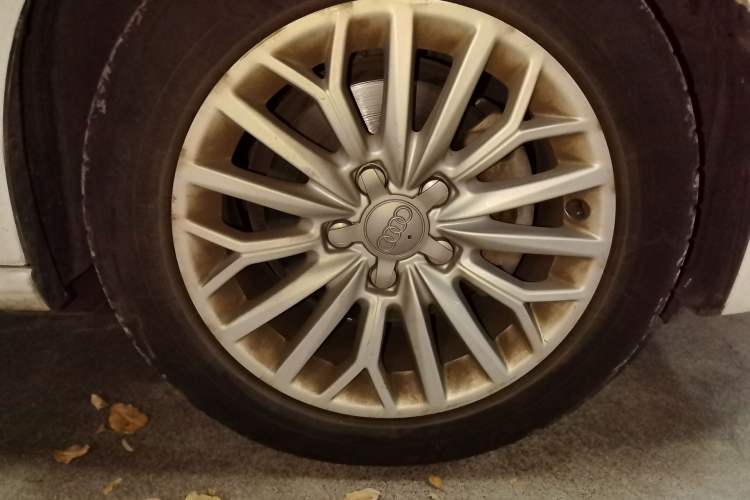 Used Audi A3 2016 Limousine 35 TFSI Ambition Edition Right Front Wheel Hub