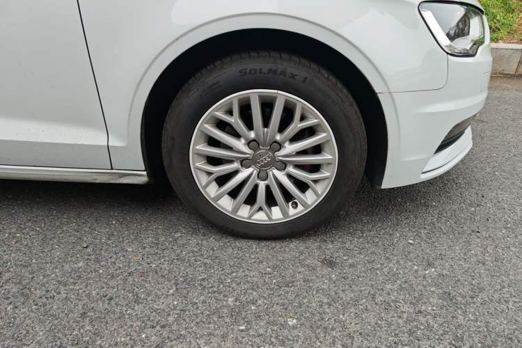 Used Audi A3 2016 Limousine 35 TFSI Ambition Edition Right Front Wheel Hub