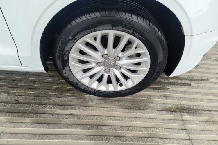 Used Audi A3 2016 Limousine 35 TFSI Prestige Edition Right Front Wheel Hub