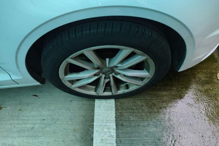 Used Audi A3 2016 Limousine 35 TFSI Prestige Edition Right Front Wheel Hub