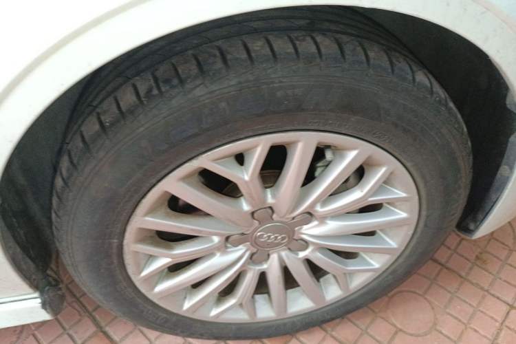 Used Audi A3 2016 Limousine 35 TFSI Prestige Edition Right Front Wheel Hub