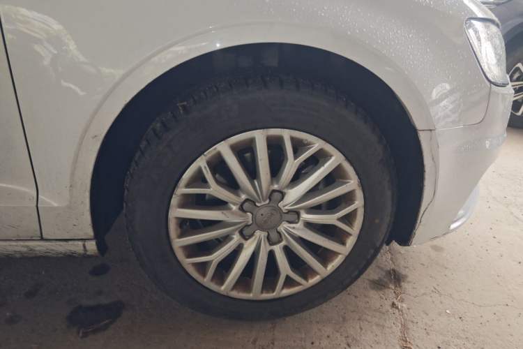 Used Audi A3 2016 Limousine 35 TFSI Ambition Edition Right Front Wheel Hub