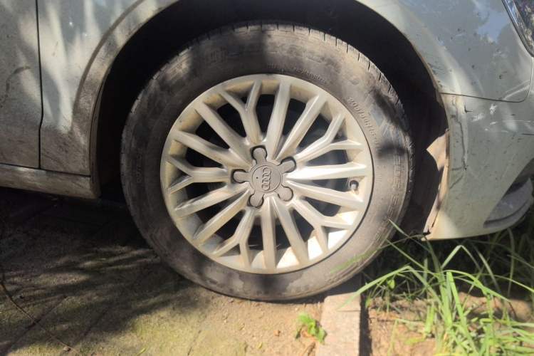 Used Audi A3 2016 Limousine 35 TFSI Ambition Edition Right Front Wheel Hub