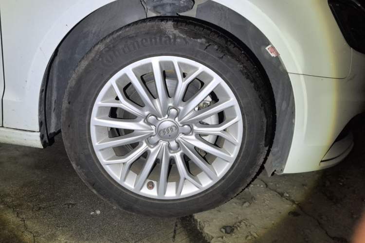 Used Audi A3 2016 Limousine 35 TFSI Prestige Edition Right Front Wheel Hub