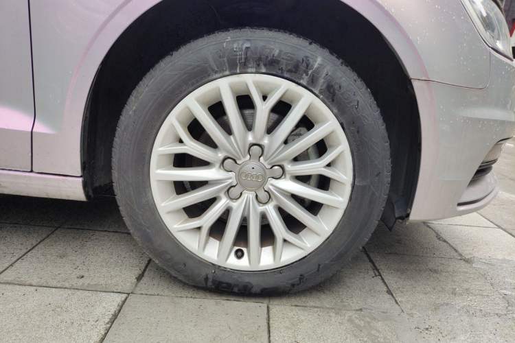 Used Audi A3 2016 Limousine 35 TFSI Prestige Edition Right Front Wheel Hub