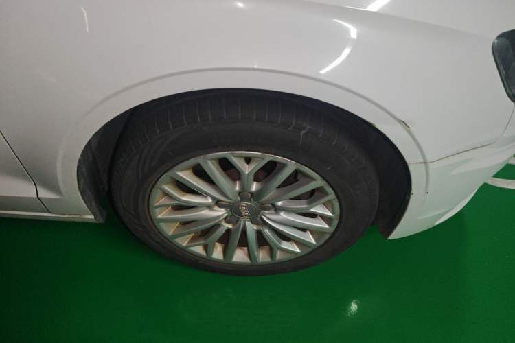 Used Audi A3 2016 Limousine 35 TFSI Ambition Edition Right Front Wheel Hub