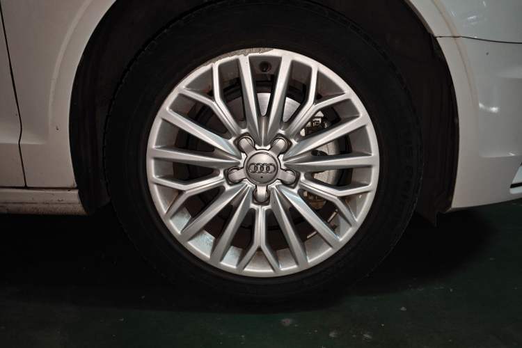 Used Audi A3 2016 Limousine 35 TFSI Ambition Edition Right Front Wheel Hub