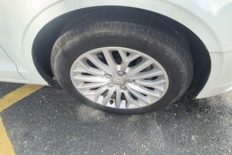 Used Audi A3 2016 Limousine 35 TFSI Ambition Edition Right Front Wheel Hub