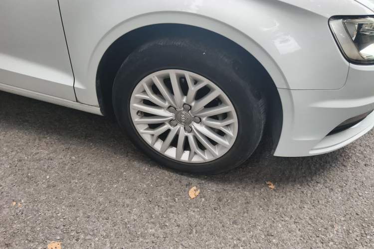 Used Audi A3 2016 Limousine 35 TFSI Prestige Edition Right Front Wheel Hub