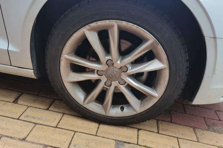 Used Audi A3 2016 Limousine 35 TFSI Ambition Edition Right Front Wheel Hub