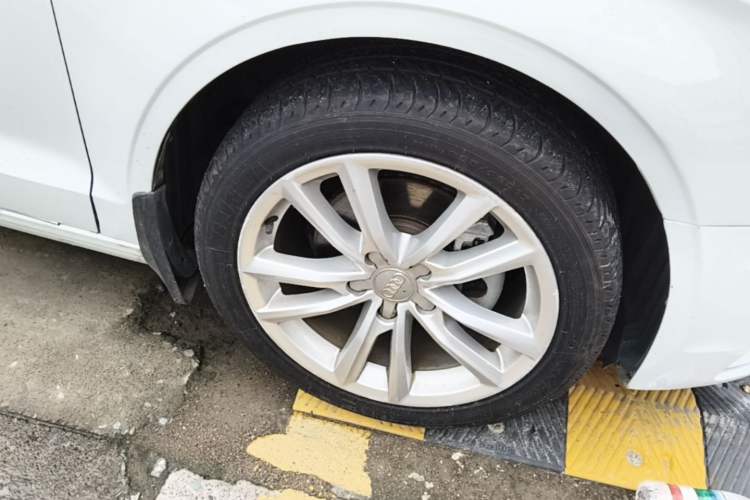 Used Audi A3 2016 Limousine 35 TFSI Style Edition Right Front Wheel Hub