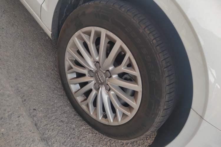Used Audi A3 2016 Limousine 35 TFSI Ambition Edition Right Front Wheel Hub