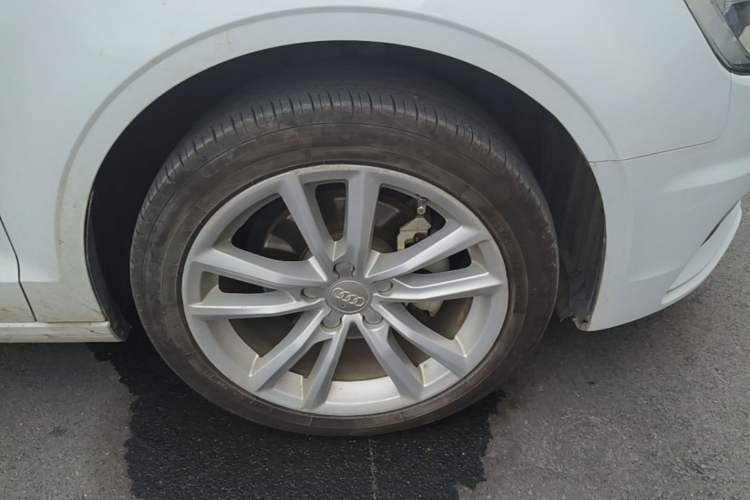 Used Audi A3 2016 Limousine 35 TFSI Style Edition Right Front Wheel Hub