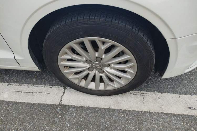 Used Audi A3 2016 Limousine 35 TFSI Ambition Edition Right Front Wheel Hub