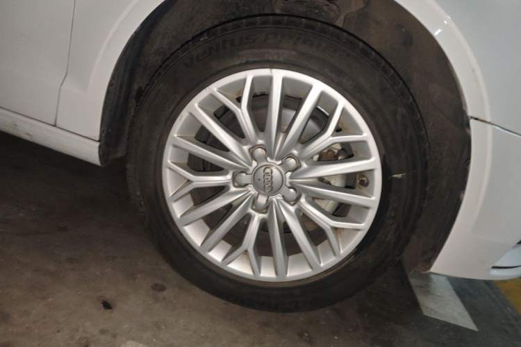 Used Audi A3 2016 Limousine 35 TFSI Prestige Edition Right Front Wheel Hub