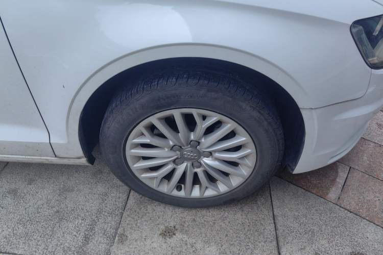 Used Audi A3 2016 Limousine 35 TFSI Ambition Edition Right Front Wheel Hub