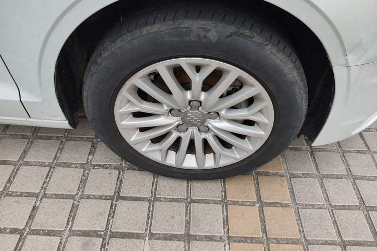 Used Audi A3 2016 Limousine 35 TFSI Ambition Edition Right Front Wheel Hub
