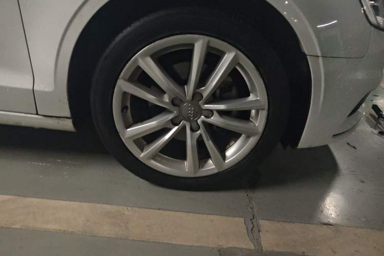 Used Audi A3 2016 Limousine 35 TFSI Style Edition Right Front Wheel Hub