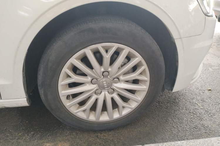Used Audi A3 2016 Limousine 35 TFSI Prestige Edition Right Front Wheel Hub
