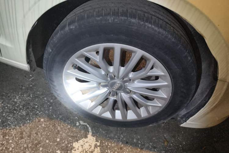 Used Audi A3 2016 Limousine 35 TFSI Prestige Edition Right Front Wheel Hub