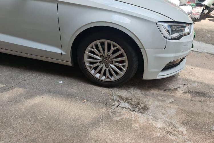Used Audi A3 2016 Limousine 35 TFSI Prestige Edition Right Front Wheel Hub