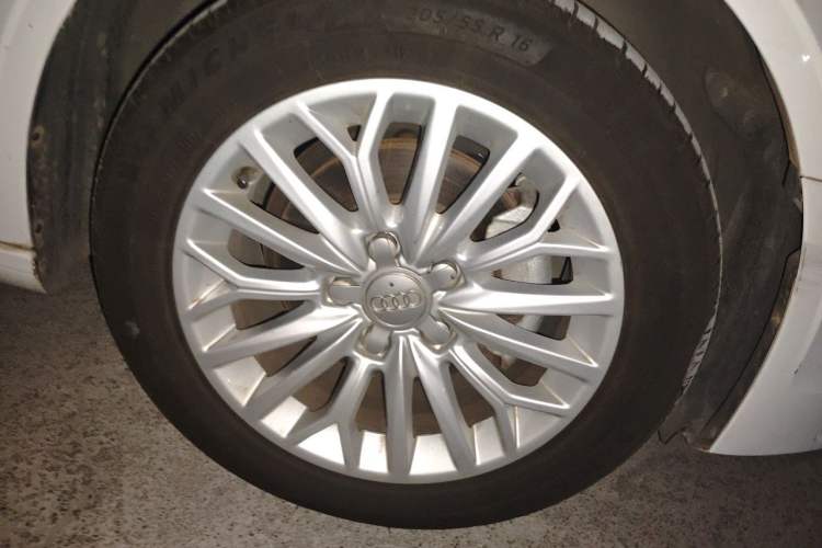 Used Audi A3 2016 Limousine 35 TFSI Ambition Edition Right Front Wheel Hub