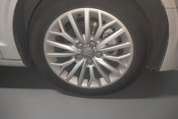 Used Audi A3 2016 Limousine 35 TFSI Prestige Edition Right Front Wheel Hub