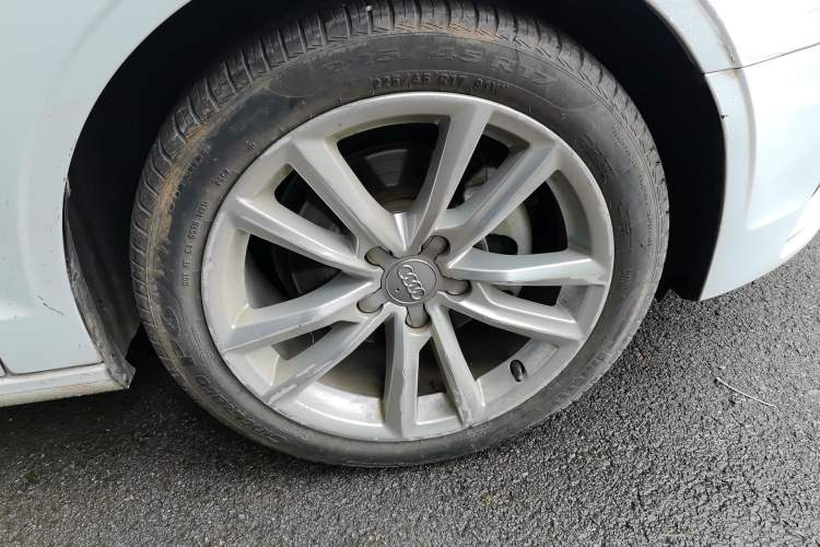 Used Audi A3 2016 Limousine 35 TFSI Ambition Edition Right Front Wheel Hub