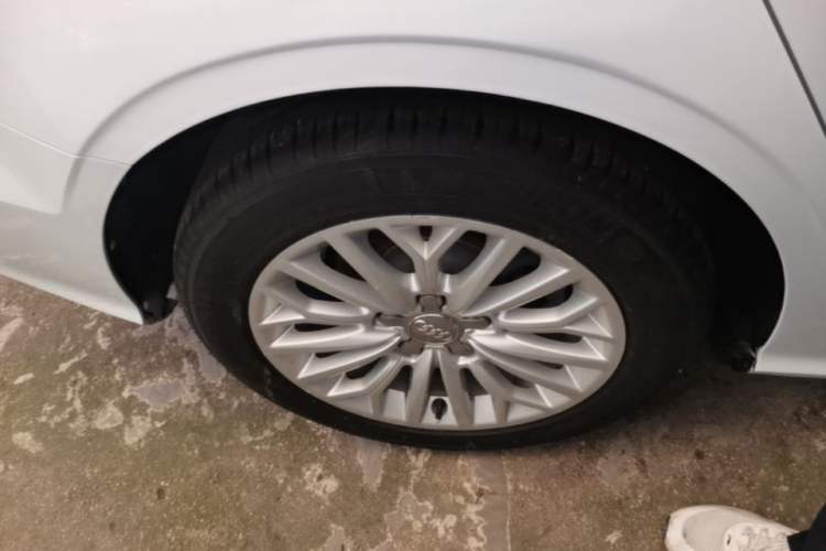 Used Audi A3 2016 Limousine 35 TFSI Ambition Edition Right Rear Wheel Hub
