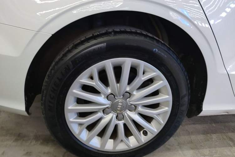 Used Audi A3 2016 Limousine 35 TFSI Prestige Edition Right Rear Wheel Hub
