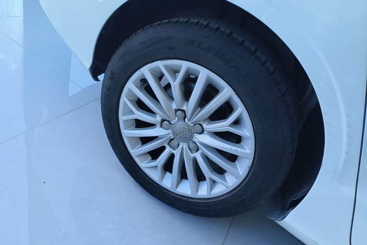 Used Audi A3 2016 Limousine 35 TFSI Ambition Edition Right Rear Wheel Hub