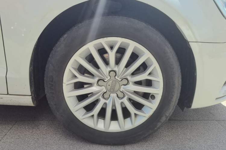 Used Audi A3 2016 Limousine 35 TFSI Prestige Edition Right Rear Wheel Hub