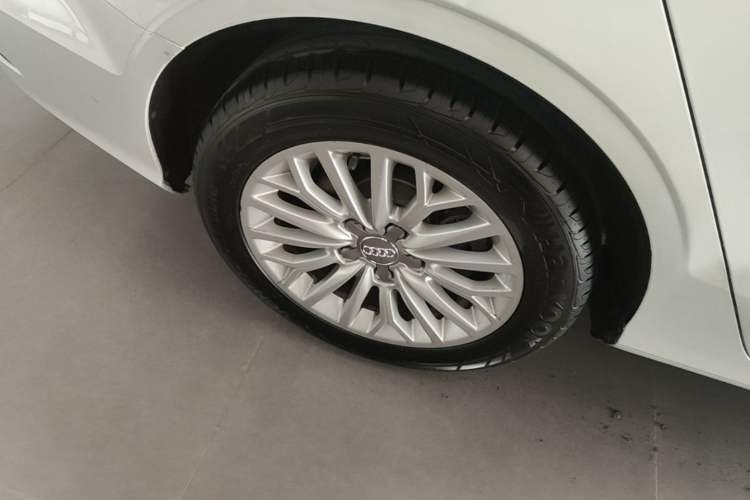 Used Audi A3 2016 Limousine 35 TFSI Prestige Edition Right Rear Wheel Hub