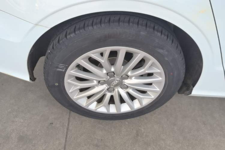 Used Audi A3 2016 Limousine 35 TFSI Prestige Edition Right Rear Wheel Hub