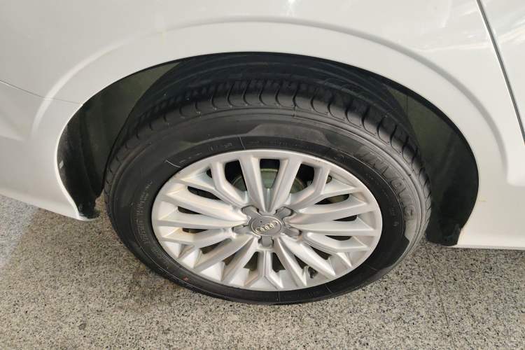 Used Audi A3 2016 Limousine 35 TFSI Ambition Edition Right Rear Wheel Hub