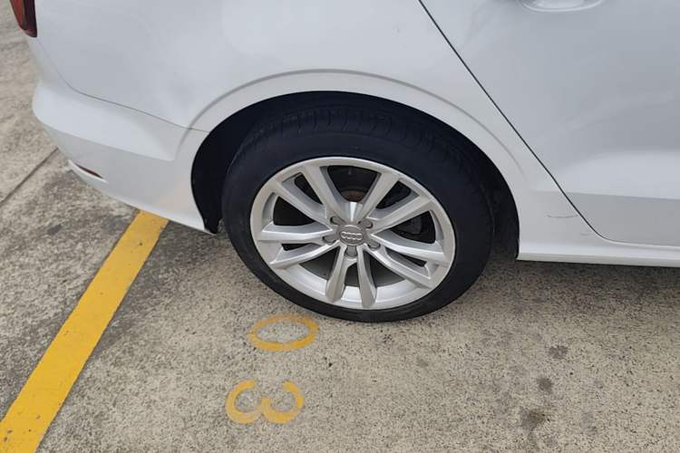 Used Audi A3 2016 Limousine 35 TFSI Style Edition Right Rear Wheel Hub