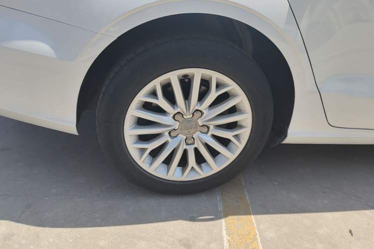 Used Audi A3 2016 Limousine 35 TFSI Ambition Edition Right Rear Wheel Hub