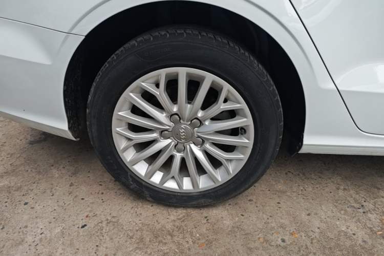 Used Audi A3 2016 Limousine 35 TFSI Prestige Edition Right Rear Wheel Hub