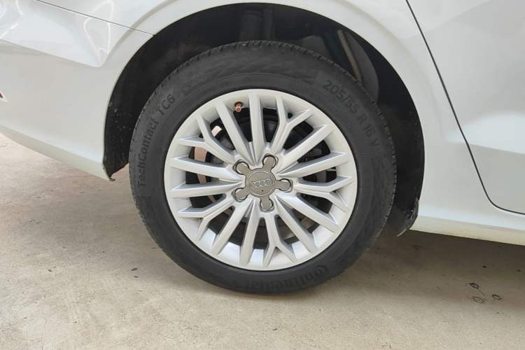 Used Audi A3 2016 Limousine 35 TFSI Prestige Edition Right Rear Wheel Hub
