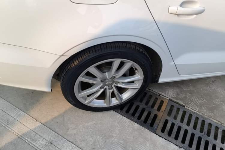 Used Audi A3 2016 Limousine 35 TFSI Style Edition Right Rear Wheel Hub