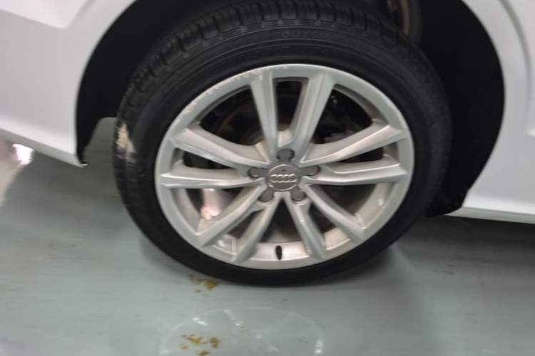 Used Audi A3 2016 Limousine 35 TFSI Style Edition Right Rear Wheel Hub