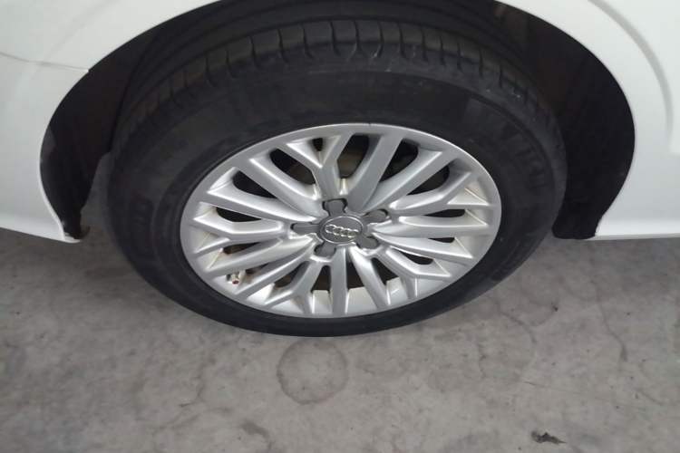 Used Audi A3 2016 Limousine 35 TFSI Ambition Edition Right Rear Wheel Hub