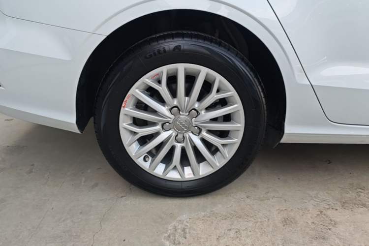 Used Audi A3 2016 Limousine 35 TFSI Prestige Edition Right Rear Wheel Hub