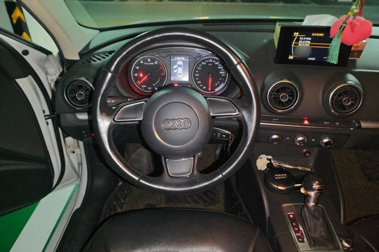 Used Audi A3 2016 Limousine 35 TFSI Ambition Edition Steering Wheel