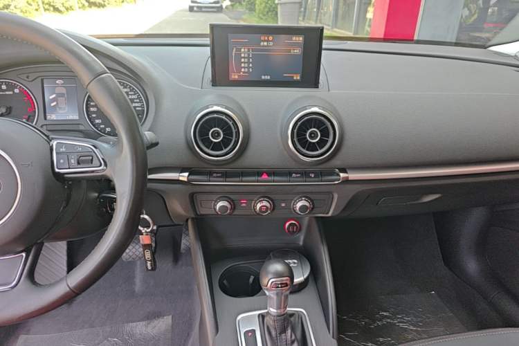 Used Audi A3 2016 Limousine 35 TFSI Ambition Edition Audio And AC Panel