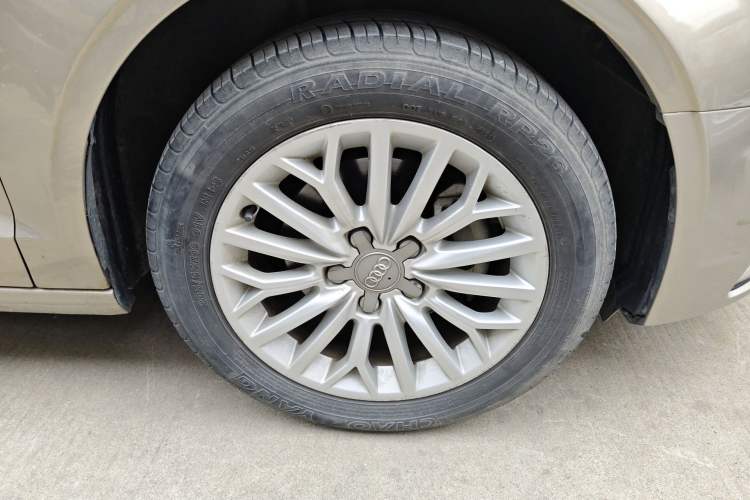 Used Audi A3 2016 Limousine 35 TFSI Ambition Edition Right Front Wheel Hub
