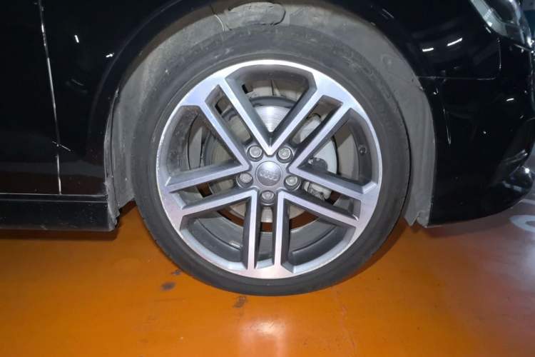 Used Audi A3 2017 Limousine 35 TFSI Sport Edition Right Front Wheel Hub