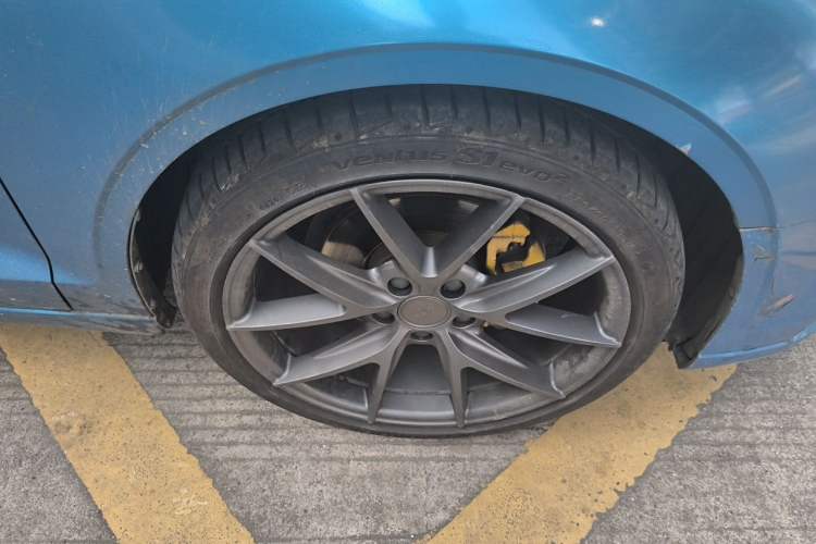 Used Audi A3 2017 Limousine 35 TFSI Style Edition Right Front Wheel Hub
