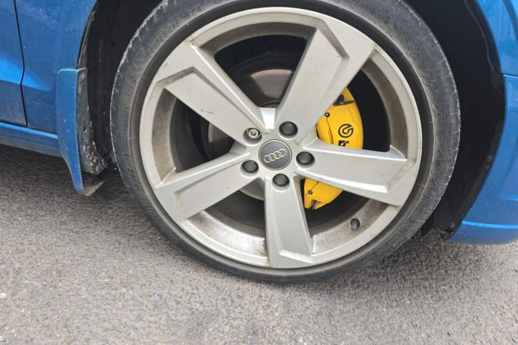 Used Audi A3 2017 Limousine 35 TFSI Style Edition Right Front Wheel Hub